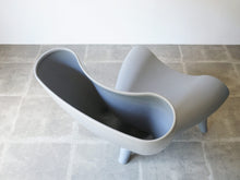 画像をギャラリービューアに読み込む, Marc Newson Orgon chair grey マークニューソン　オルゴンチェア グレー 椅子の背もたれの空間
