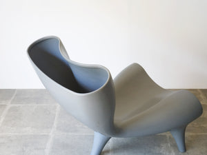 Marc Newson Orgon chair grey マークニューソン　オルゴンチェア グレー 椅子の背もたれを上から見た様子 空間