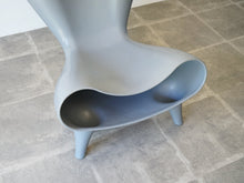 画像をギャラリービューアに読み込む, Marc Newson Orgon chair grey マークニューソン　オルゴンチェア グレー 椅子の座面 下に空間があります
