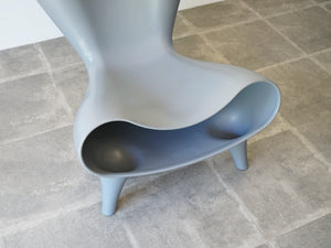 Marc Newson Orgon chair grey マークニューソン　オルゴンチェア グレー 椅子の座面 下に空間があります