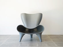 画像をギャラリービューアに読み込む, Marc Newson Orgon chair grey マークニューソン　オルゴンチェア グレー 椅子の正面
