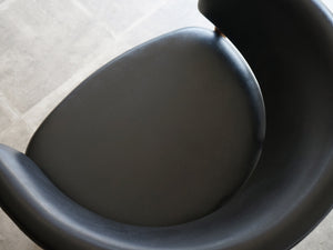 Nanna Ditzel Jørgen Ditzel Model 83 easy chair ナナ・ディッツェル&ヨルゲン・ディッツェル モデル83 黒革のイージーチェア 椅子の座面　丸く包みこまれる
