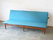 画像をギャラリービューアに読み込む, Finn Juhl France&amp;Søn FD137 Japan Sofa フィンユールジャパンソファ フランス&amp;サン製  チーク 青のウール張り 3人掛けソファの斜めから
