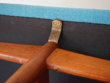 画像をギャラリービューアに読み込む, Finn Juhl France&amp;Søn FD137 Japan Sofa フィンユールジャパンソファ フランス&amp;サン製  チーク 青のウール張り 3人掛けソファの接続部
