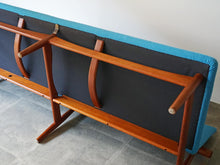 画像をギャラリービューアに読み込む, Finn Juhl France&amp;Søn FD137 Japan Sofa フィンユールジャパンソファ フランス&amp;サン製  チーク 青のウール張り 3人掛けソファの裏面
