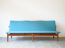 画像をギャラリービューアに読み込む, Finn Juhl France&amp;Søn FD137 Japan Sofa フィンユールジャパンソファ フランス&amp;サン製  チーク 青のウール張り 3人掛けソファの正面
