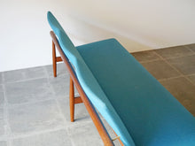 画像をギャラリービューアに読み込む, Finn Juhl France&amp;Søn FD137 Japan Sofa フィンユールジャパンソファ フランス&amp;サン製  チーク 青のウール張り 3人掛けソファの背面と座面
