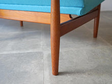 画像をギャラリービューアに読み込む, Finn Juhl France&amp;Søn FD137 Japan Sofa フィンユールジャパンソファ フランス&amp;サン製  チーク 青のウール張り 3人掛けソファの脚

