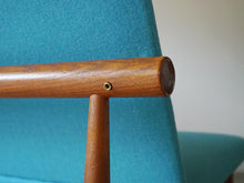 画像をギャラリービューアに読み込む, Finn Juhl France&amp;Søn FD137 Japan Sofa フィンユールジャパンソファ フランス&amp;サン製  青のウール張り 3人掛けソファ 背面の木目
