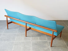 画像をギャラリービューアに読み込む, Finn Juhl France&amp;Søn FD137 Japan Sofa フィンユールジャパンソファ フランス&amp;サン製  チーク 青のウール張り 3人掛けソファの背面
