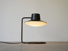 画像をギャラリービューアに読み込む, Arne Jacobsen Louis Poulsen Oxford Lamp アルネ ヤコブセン ルイス ポールセン オックスフォード 北欧ヴィンテージ テーブルランプの点灯イメージ やや下から
