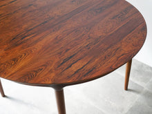 画像をギャラリービューアに読み込む, Danish Design Rosewood Extension Table デンマークデザイン ローズウッド  北欧ヴィンテージ 延長式 円形ダイニングテーブルの木目
