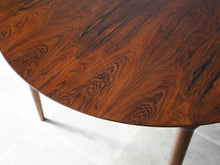 画像をギャラリービューアに読み込む, Danish Design Rosewood Extension Table デンマークデザイン ローズウッド  北欧ヴィンテージ 延長式 円形ダイニングテーブルの木目
