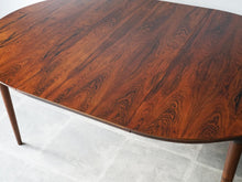 画像をギャラリービューアに読み込む, Danish Design Rosewood Extension Table デンマークデザイン ローズウッド  北欧ヴィンテージ 円形ダイニングテーブル 延長した様子
