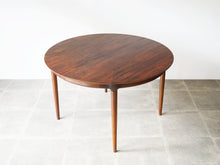 画像をギャラリービューアに読み込む, Danish Design Rosewood Extension Table デンマークデザイン ローズウッド  北欧ヴィンテージ 延長式 円形ダイニングテーブルのやや上から
