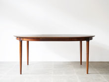 画像をギャラリービューアに読み込む, Danish Design Rosewood Extension Table デンマークデザイン ローズウッド  北欧ヴィンテージ 円形ダイニングテーブル 延長した様子
