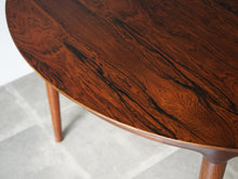画像をギャラリービューアに読み込む, Danish Design Rosewood Extension Table デンマークデザイン ローズウッド  北欧ヴィンテージ 延長式 円形ダイニングテーブルの木目
