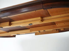 画像をギャラリービューアに読み込む, Danish Design Rosewood Extension Table デンマークデザイン ローズウッド  北欧ヴィンテージ 円形ダイニングテーブル 延長した様子 天板の裏面
