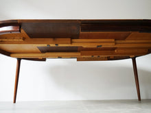 画像をギャラリービューアに読み込む, Danish Design Rosewood Extension Table デンマークデザイン ローズウッド  北欧ヴィンテージ 円形ダイニングテーブル 延長した様子 天板の裏面
