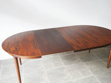 画像をギャラリービューアに読み込む, Danish Design Rosewood Extension Table デンマークデザイン ローズウッド  北欧ヴィンテージ 円形ダイニングテーブル 延長した様子
