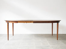画像をギャラリービューアに読み込む, Danish Design Rosewood Extension Table デンマークデザイン ローズウッド  北欧ヴィンテージ 円形ダイニングテーブル 延長した様子

