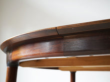 画像をギャラリービューアに読み込む, Danish Design Rosewood Extension Table デンマークデザイン ローズウッド  北欧ヴィンテージ 円形ダイニングテーブル 延長板の縁
