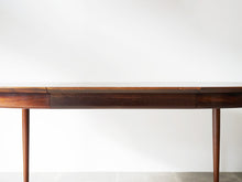 画像をギャラリービューアに読み込む, Danish Design Rosewood Extension Table デンマークデザイン ローズウッド  北欧ヴィンテージ 円形ダイニングテーブル 延長した様子
