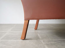 画像をギャラリービューアに読み込む, Børge Mogensen Fredericia Model 2207 ボーエモーエンセン フレデリシア　モデル2207 1人用ソファ イージチェア ウォルナットの脚
