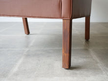 画像をギャラリービューアに読み込む, Børge Mogensen Fredericia Model 2207 ボーエモーエンセン フレデリシア　モデル2207 1人用ソファ イージチェア ウォルナットの脚
