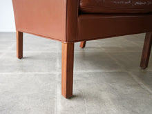 画像をギャラリービューアに読み込む, Børge Mogensen Fredericia Model 2207 ボーエモーエンセン フレデリシア　モデル2207 1人用ソファ イージチェア ウォルナットの脚
