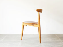 画像をギャラリービューアに読み込む, Hans J Wegner FH4103 Heart Chair Fritz Hansen ハンス ウェグナー  ハートチェア フリッツハンセン ブナ ビーチ チーク  ダイニングチェアの側面
