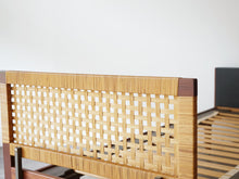 画像をギャラリービューアに読み込む, Hans J Wegner Getama ハンス ウェグナー ゲタマ  ダブルベッド 北欧ヴィンテージ チーク材 ベッド 籐編みヘッドボードの背面
