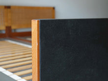 画像をギャラリービューアに読み込む, Hans J Wegner Getama ハンス ウェグナー ゲタマ  ダブルベッド 北欧ヴィンテージ チーク材 ベッド 人工革張りのフットボード
