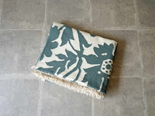 画像をギャラリービューアに読み込む, Rug Company and Goodweave Wool Carpet デンマーク製ラグ カーペット 北欧デザイン 草花模様 グリーン ホワイト フリンジ付き 畳んだ様子

