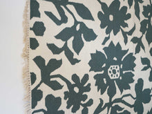 画像をギャラリービューアに読み込む, Rug Company and Goodweave Wool Carpet デンマーク製ラグ カーペット 北欧デザイン 草花模様 グリーン ホワイト フリンジ付き
