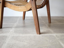 画像をギャラリービューアに読み込む, マホガニー材と籐のイージーチェアの脚
