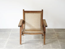 画像をギャラリービューアに読み込む, マホガニー材と籐のイージーチェアの正面やや上から
