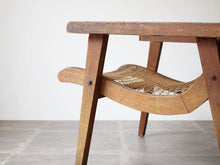 画像をギャラリービューアに読み込む, マホガニー材と籐のイージーチェアの脚
