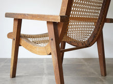 画像をギャラリービューアに読み込む, マホガニー材と籐のイージーチェアの脚
