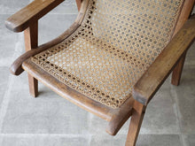 画像をギャラリービューアに読み込む, マホガニー材と籐のイージーチェアの座面
