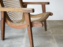 画像をギャラリービューアに読み込む, マホガニー材と籐のイージーチェアの脚
