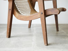 画像をギャラリービューアに読み込む, マホガニー材と籐のイージーチェアの脚
