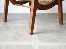 画像をギャラリービューアに読み込む, マホガニー材と籐のイージーチェアの脚
