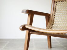 画像をギャラリービューアに読み込む, マホガニー材と籐のイージーチェアの肘掛け
