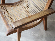 画像をギャラリービューアに読み込む, マホガニー材と籐のイージーチェアの肘掛け
