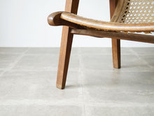画像をギャラリービューアに読み込む, マホガニー材と籐のイージーチェアの脚
