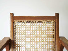 画像をギャラリービューアに読み込む, マホガニー材と籐のイージーチェアの背もたれ
