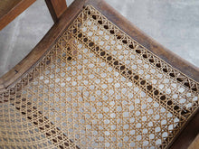 画像をギャラリービューアに読み込む, マホガニー材と籐のイージーチェアの座面
