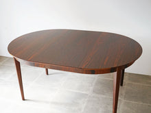 画像をギャラリービューアに読み込む, デンマークデザイン ローズウッド  北欧ヴィンテージ 延長式ダイニングテーブル 延長した様子のやや上から
