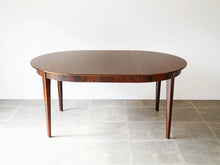 画像をギャラリービューアに読み込む, デンマークデザイン ローズウッド  北欧ヴィンテージ 延長式ダイニングテーブル 延長した様子のやや上から
